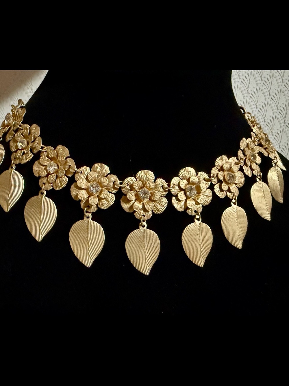 Vintage Detailed Gold Floral Leaf Collar Necklace - Stunning
